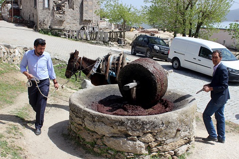 Zeytinyağını binlerce yıllık gelenekle üretiyorlar