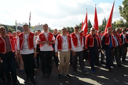 Torunları, Dedeleri için YÜRÜDÜLER