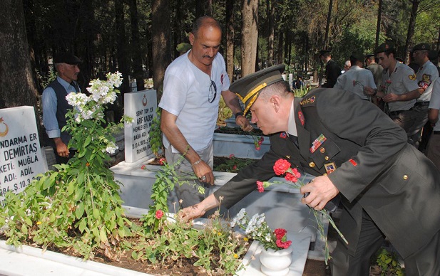 Komutanları önce şehitlerine koştu