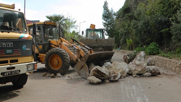 Düşen kaya yolu kapadı
