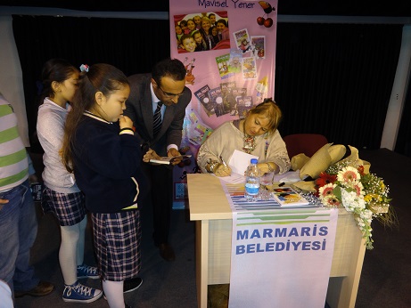 Minik okurlar Mavisel Yener’le buluştu