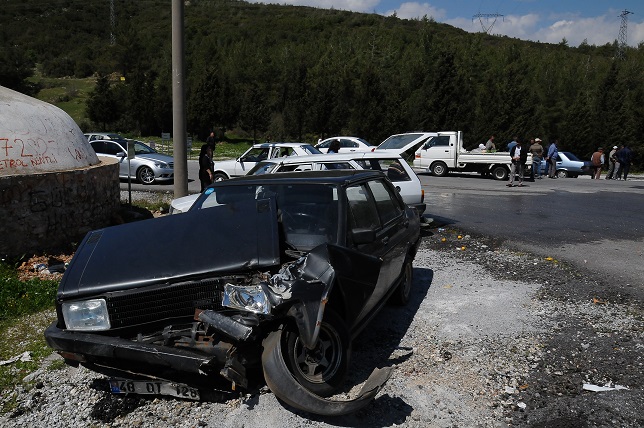 Kamyonetin kasasından yola savruldular