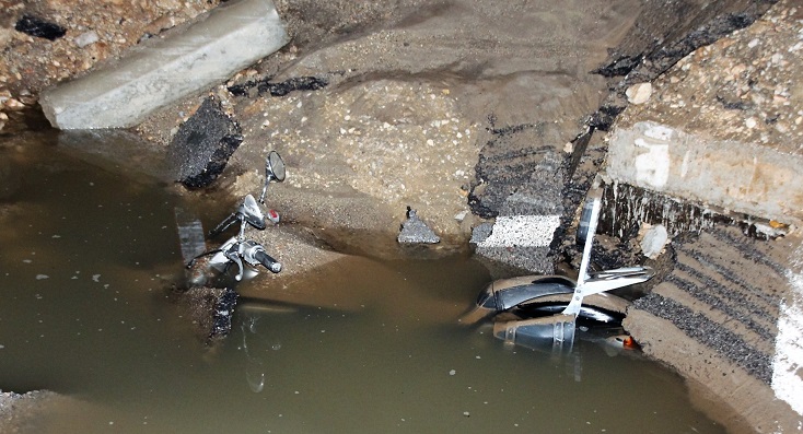 Çukur motosikleti yuttu!