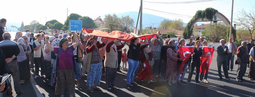 Vatandaşlar ölüm yolunu trafiğe kapattı