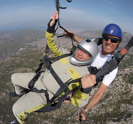 Vali Çiçek, Muğla turizmi için her şeyi yapıyor Kendini bin 700 metreden gökyüzüne bıraktı!