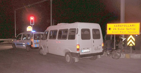 İŞÇİ SERVİS ARACI KAZA YAPTI 3 YARALI