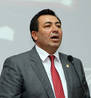 Alban: Vatandaşın iki yakası bir araya gelmedi