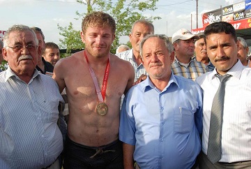 İlk güreşinde başpehlivan oldu