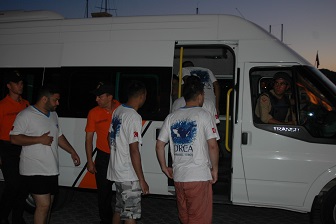 Tekneleri batan turistleri tur teknesi kurtardı
