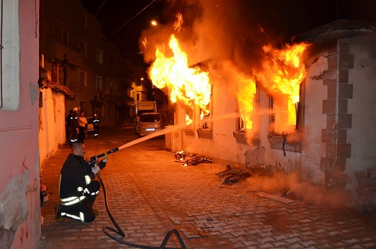 Boş ev yanarak kül oldu