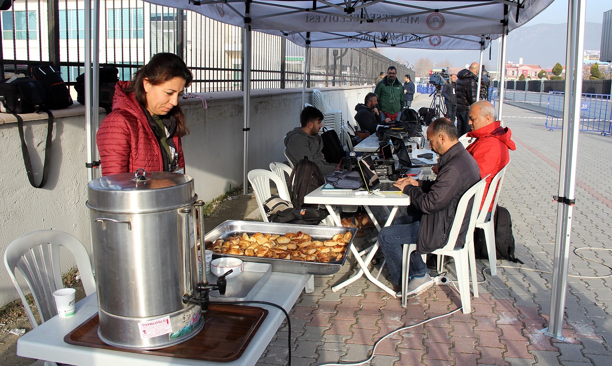 Menteşe Belediyesi gazetecileri ısıtıyor