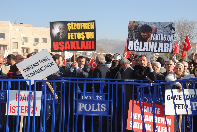 Darbecilere duruşma öncesi protesto
