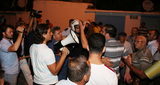 Kavga eden grupları polis zor ayırdı