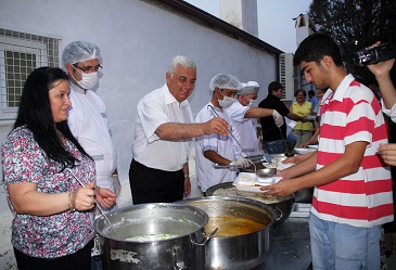 Gürün iftar yemeği dağıttı
