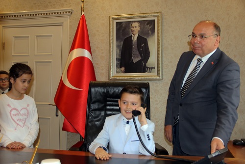 Koltuklar çocuklara emanet edildi