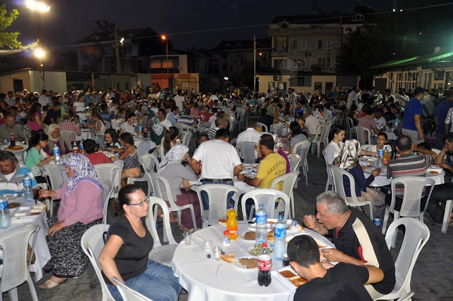Saatcı personeline iftar verdi
