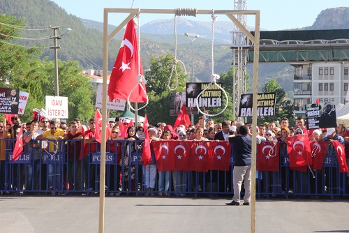 Vatandaş idam sehpası kurdu