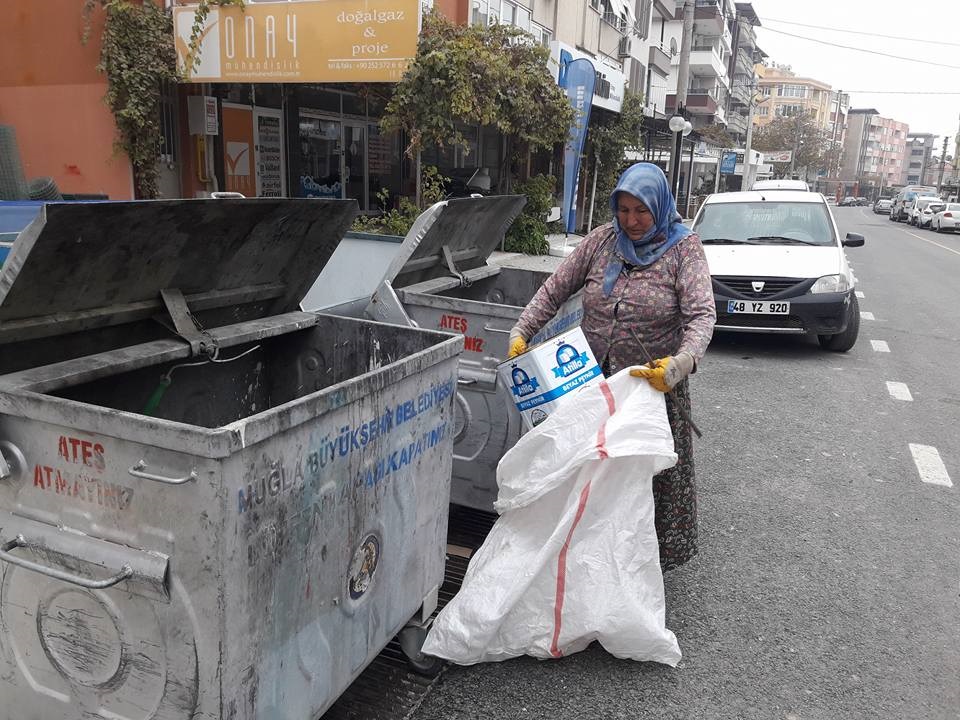 Ekmeğini çöpten çıkarıyor!