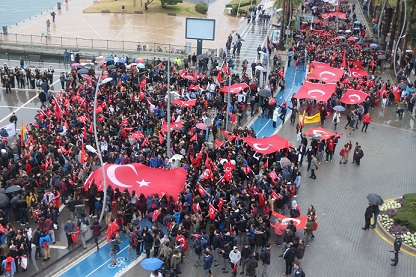 Binlerce öğrenci şehitler için yürüdü