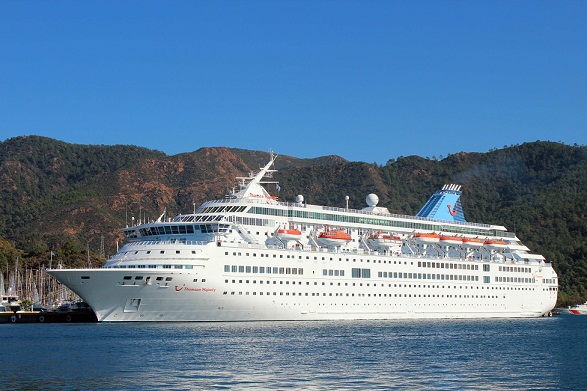 Turistler denizden geliyor