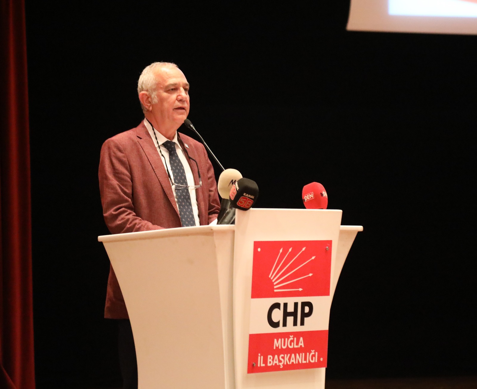 CHP’li Zeybekoğlu’ndan Ak Partili Mete’ye ‘Vicdan’ Göndermesi