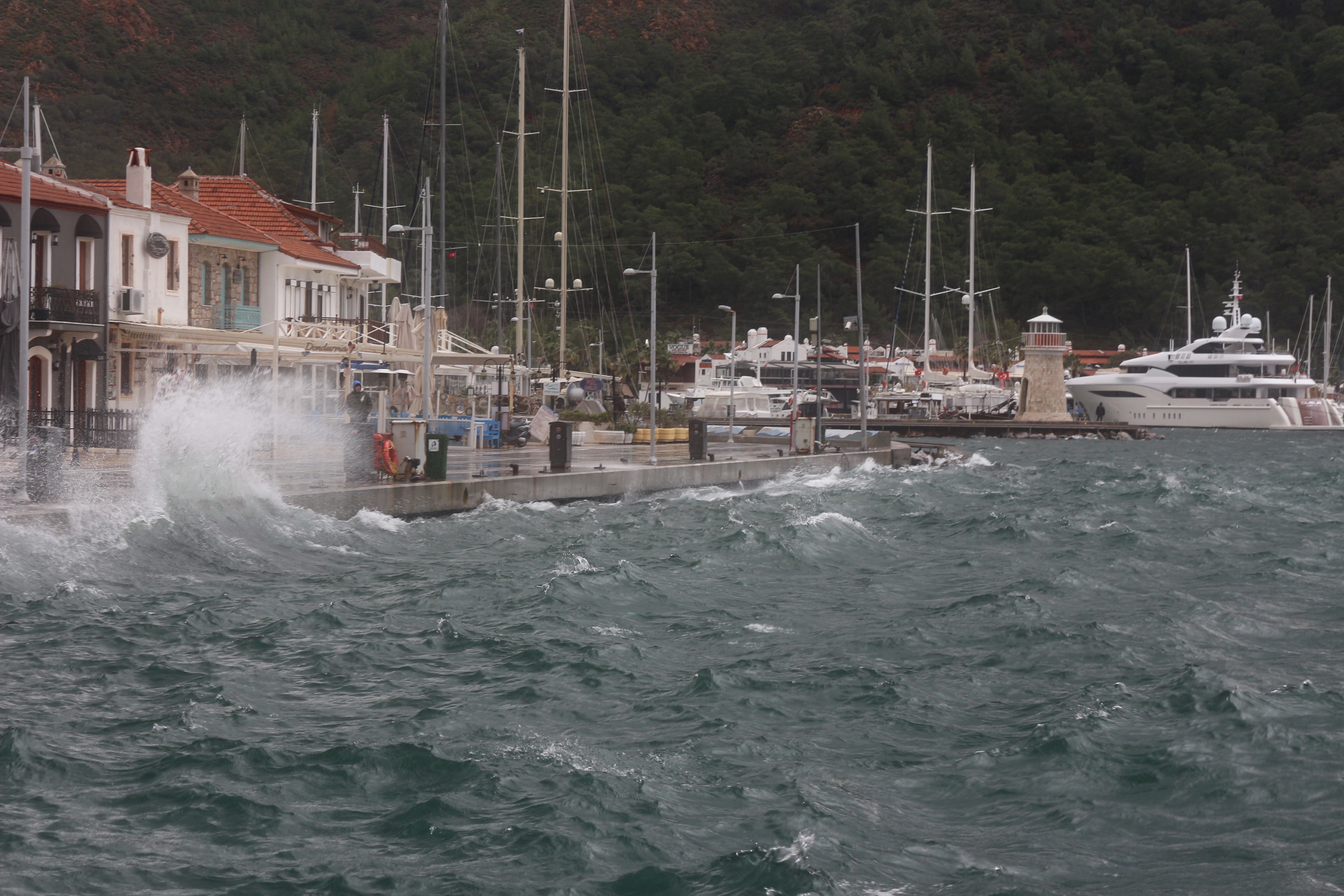 Fırtına Marmaris’i Etkisi Altına Aldı