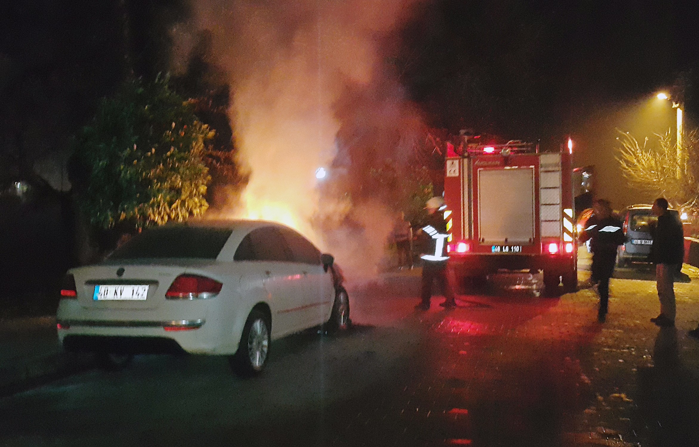 Park Halindeki Otomobil Alev Aldı