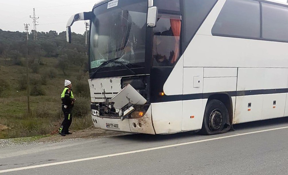 Futbolcuları Taşıyan Otobüs Kaza Yaptı; 2 Yaralı