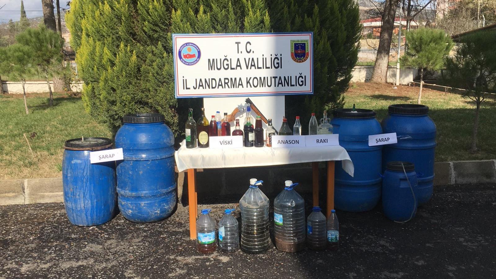 Jandarma, Evlerden Yüzlerce Litre Sahte İçki Çıkardı