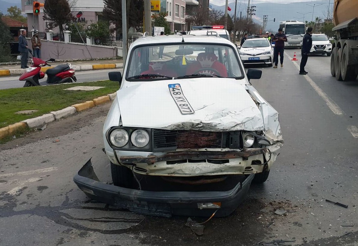 Işık İhlali Yapan Otomobil Kaza Yaptı; 1 Yaralı