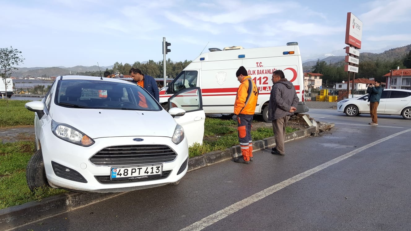 Vakaya Giden Ambulans Kaza Yaptı: 4 Yaralı