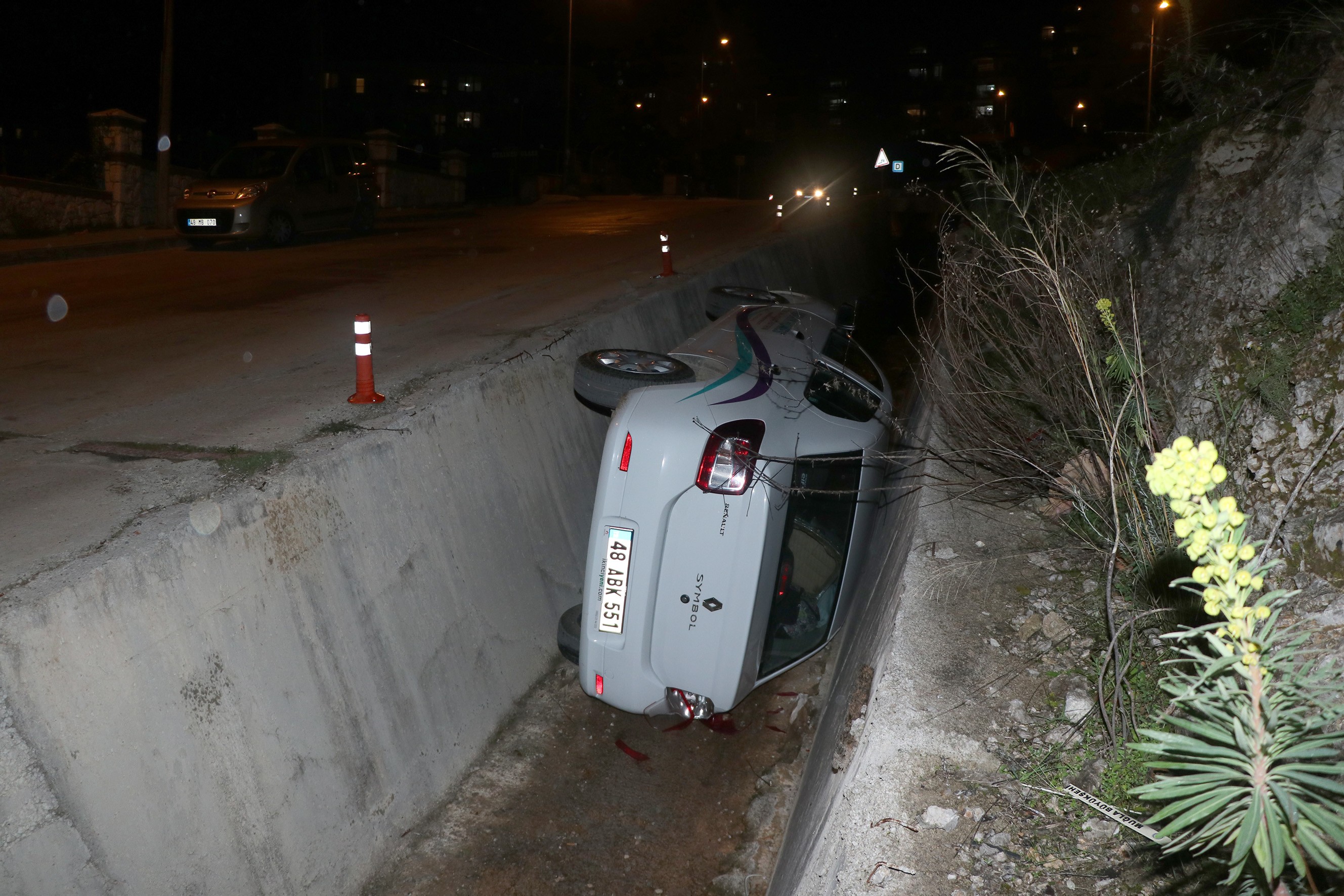 Otomobil Su Kanalına Devrildi: 2 Yaralı