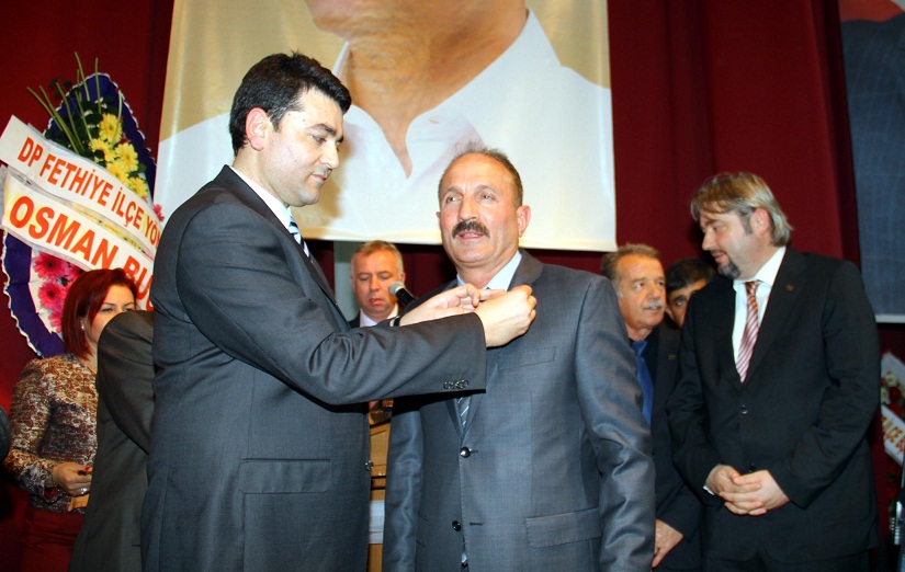 Uysal, Saatcı’nın rozetini taktı