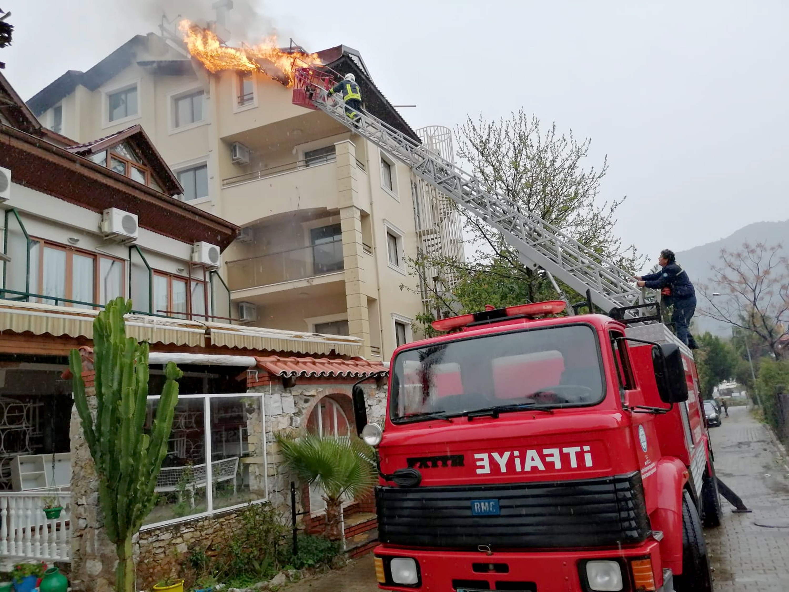 Otelin Çatısında Korkutan Yangın