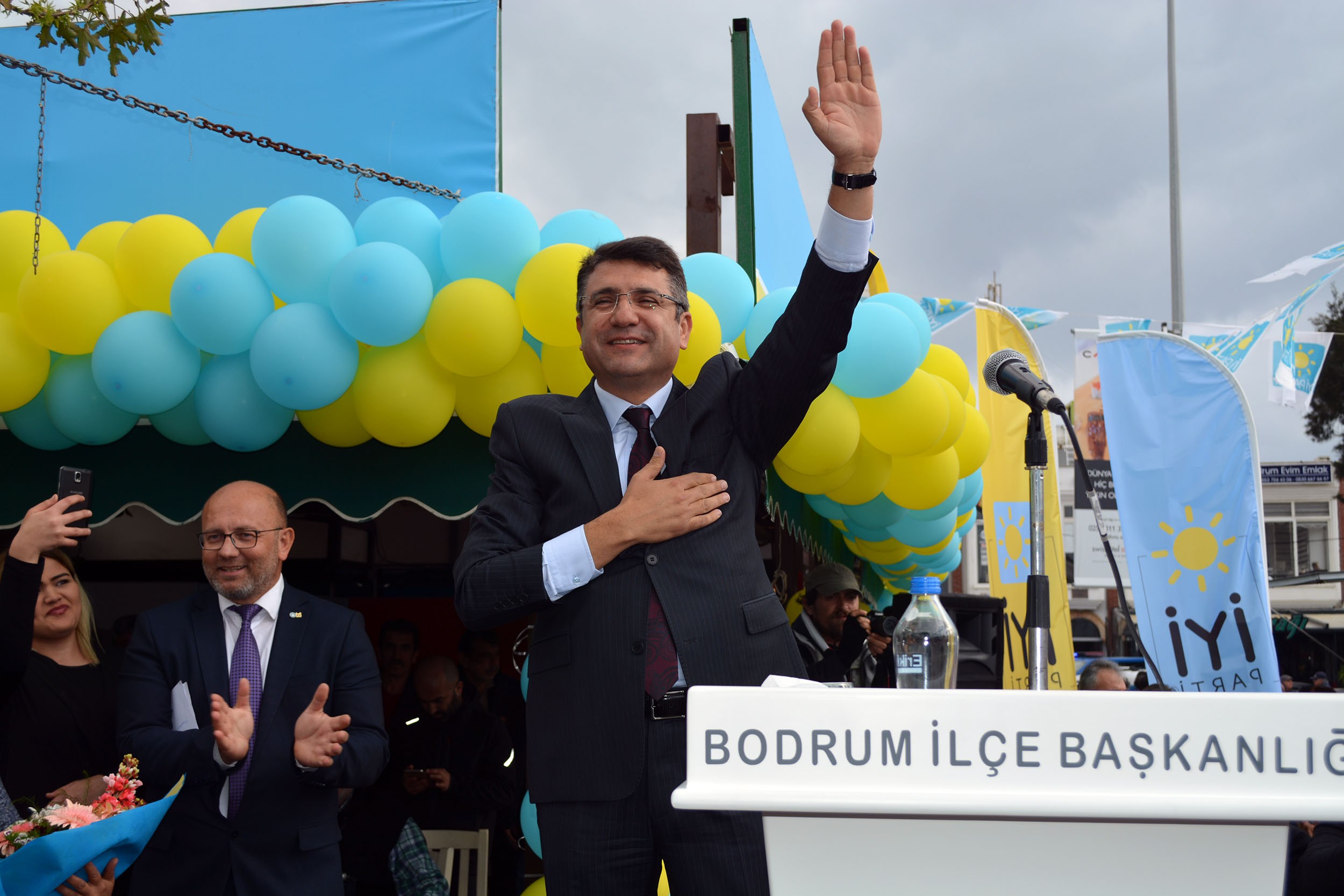 Mehmet Tosun’dan miting havasında seçim ofisi açılışı