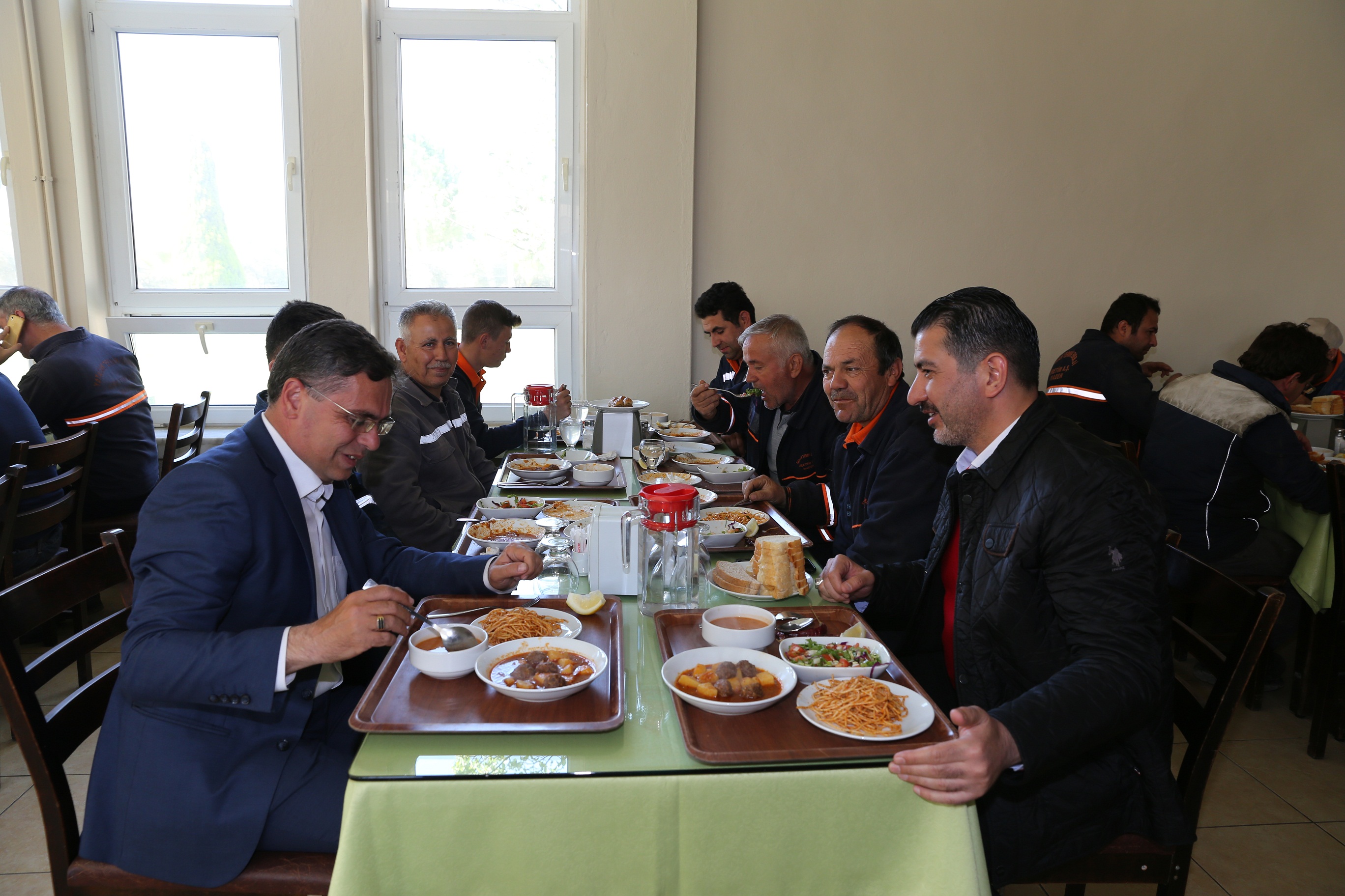 Toksöz, maden işçileriyle öğle yemeği yedi