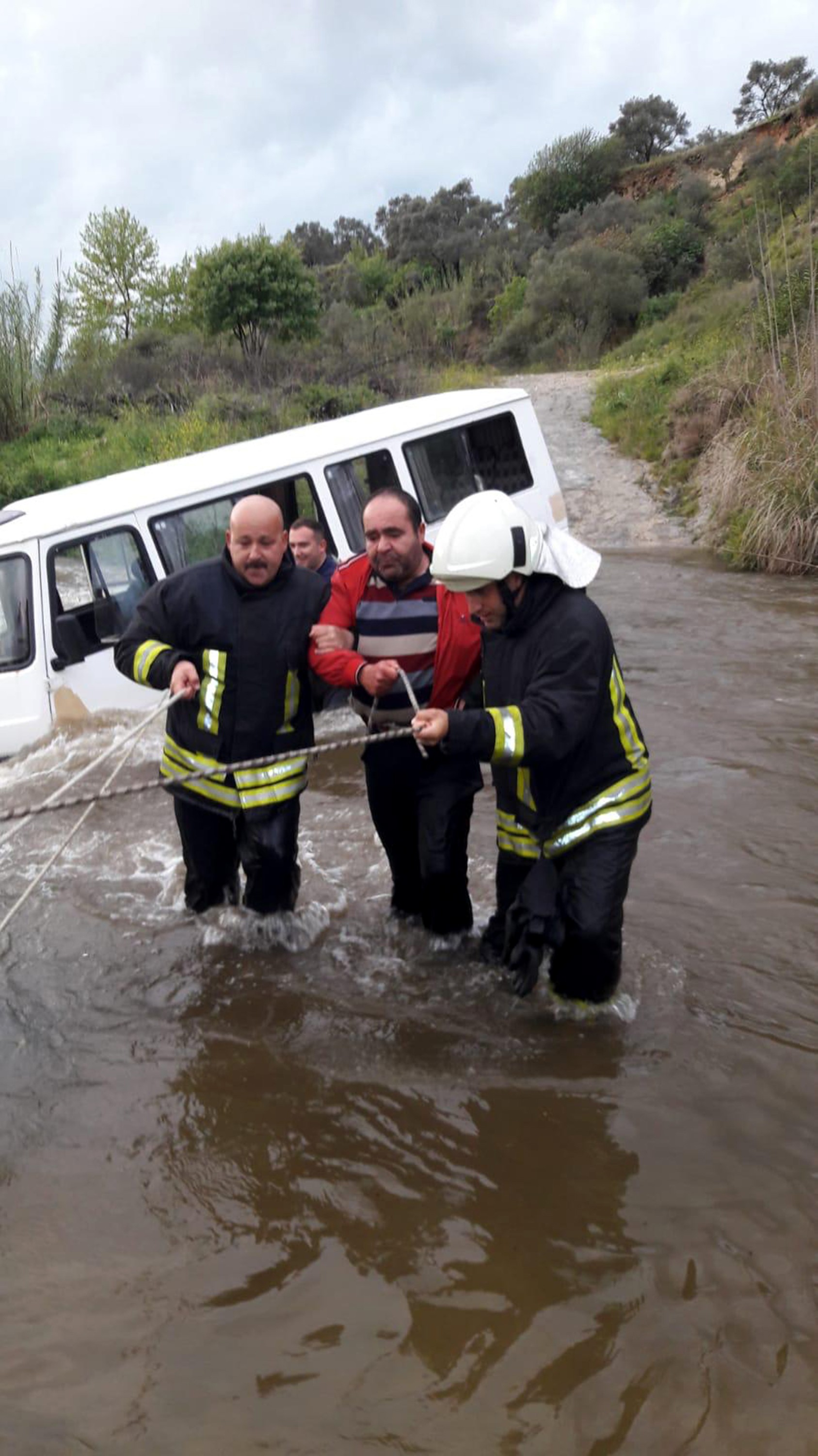 Su seviyesi yükselen çayda mahsur kalanları itfaiye ekipleri kurtardı