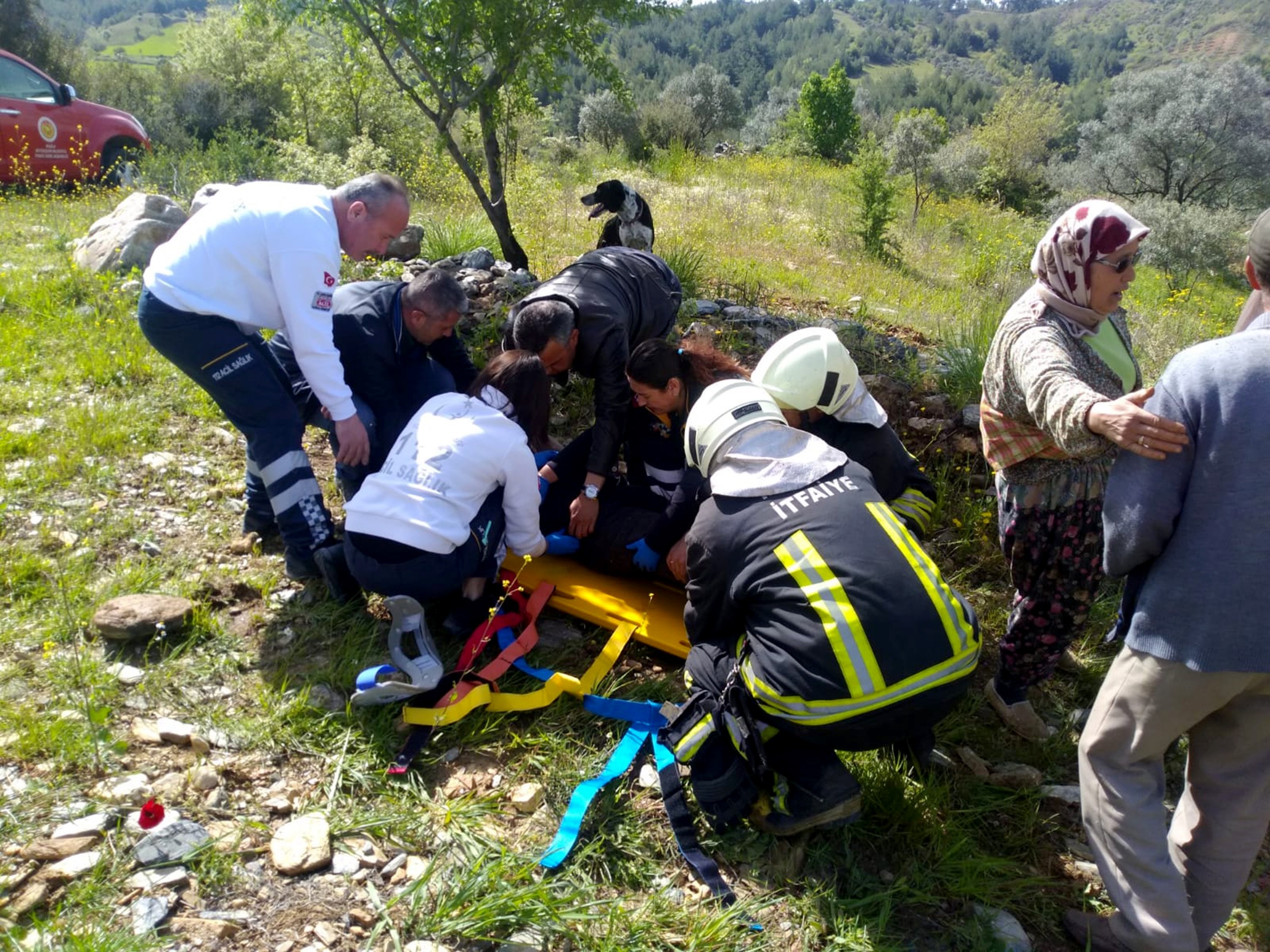 Devrilen traktör üzerinden geçti