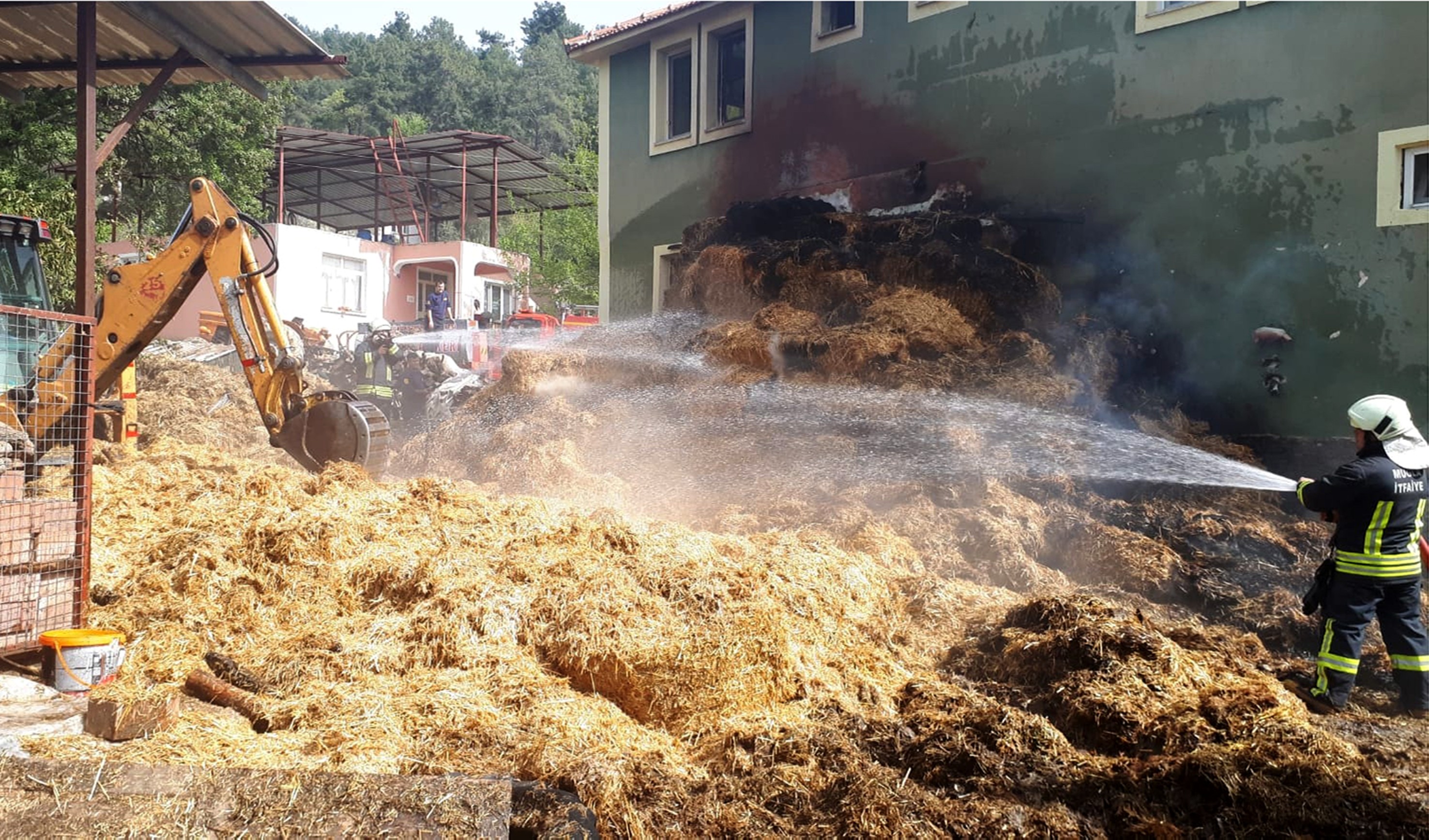 Çevre temizliği için yakılan ateş 400 balya samanı yaktı