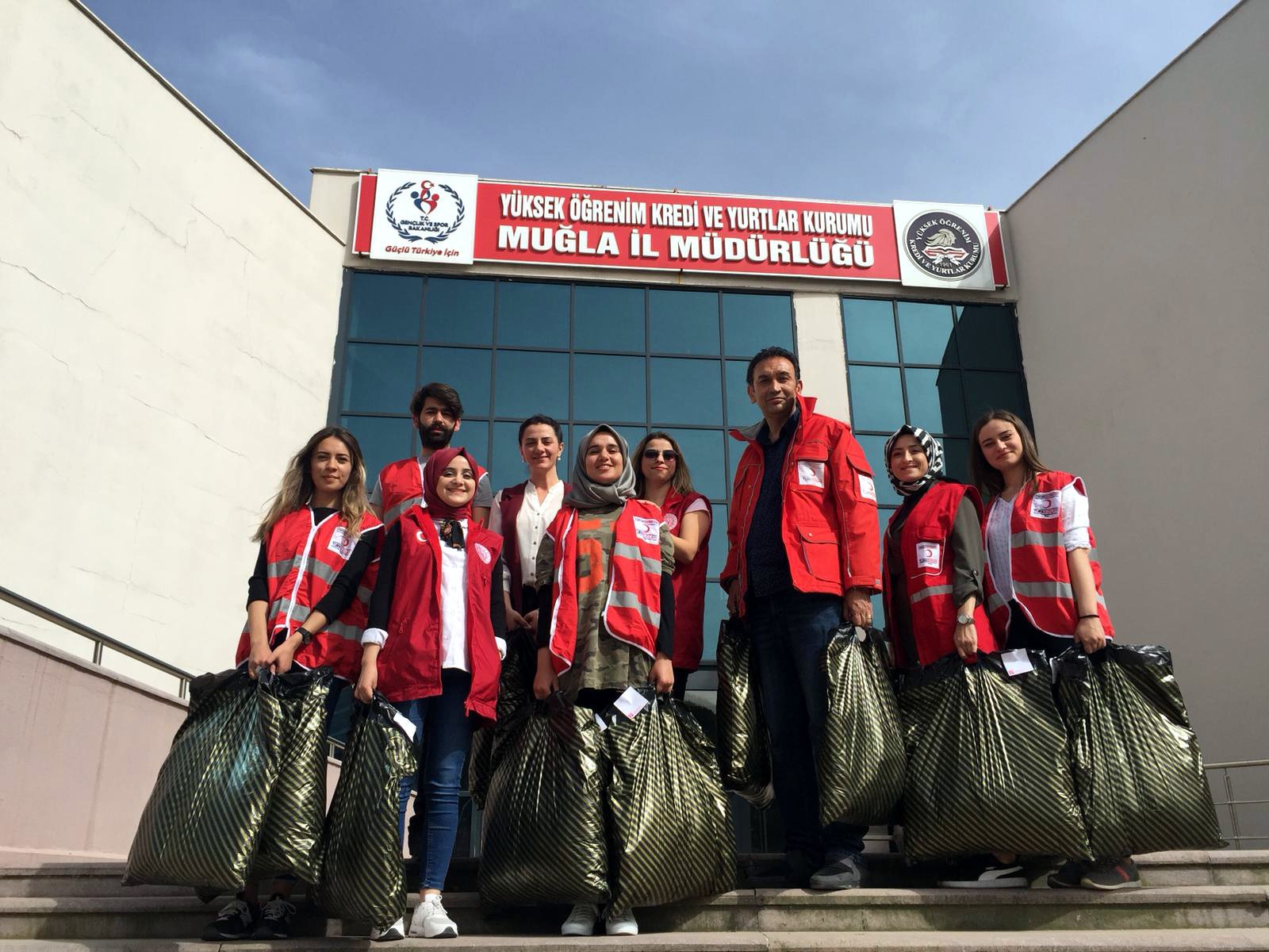 Kızılay’dan üniversite öğrencilerine kıyafet yardımı