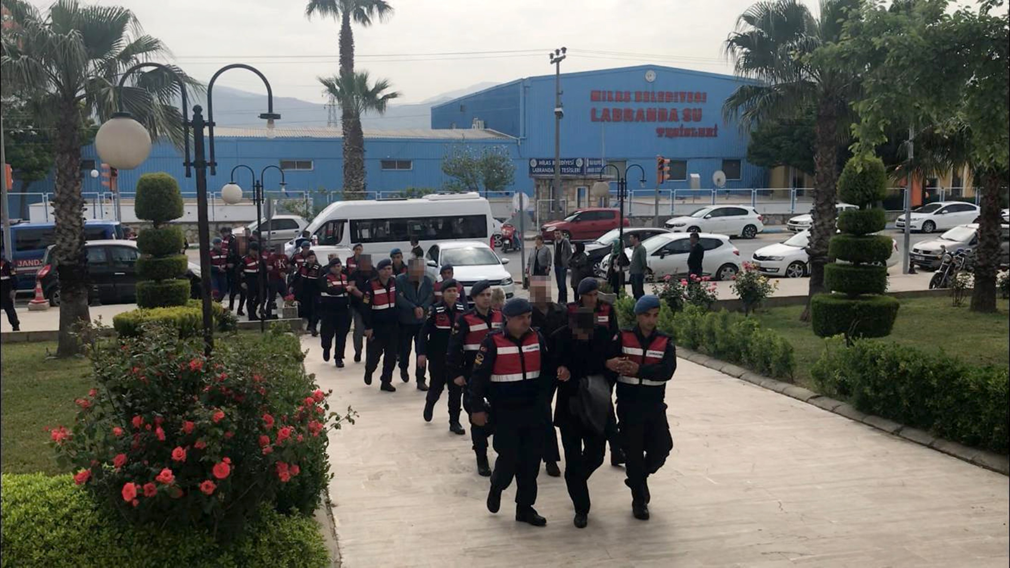 Rüşvet operasyonunda gardiyanlar tutuklandı