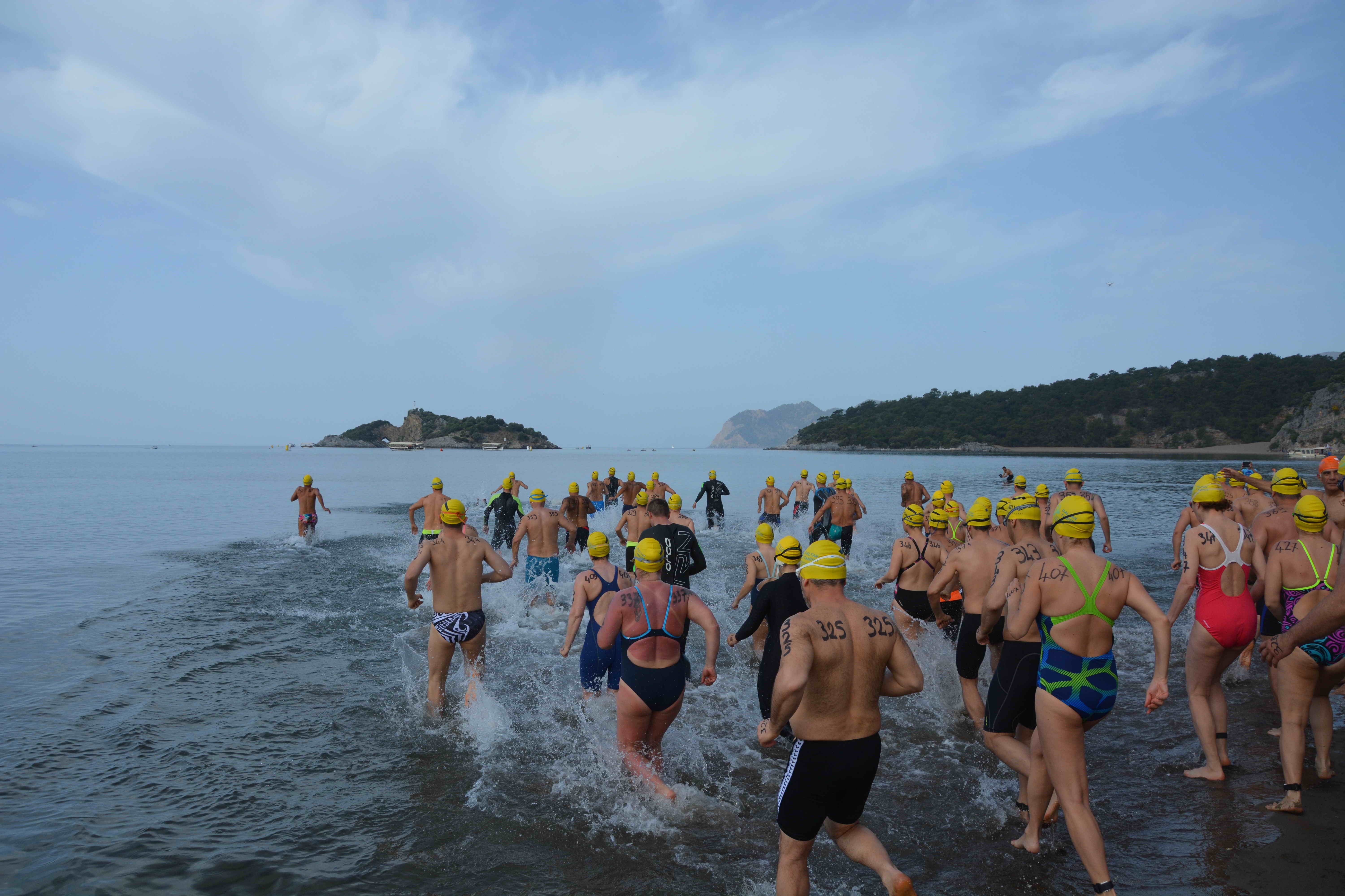 Dalyan'da sporcular carettalarla yüzdü