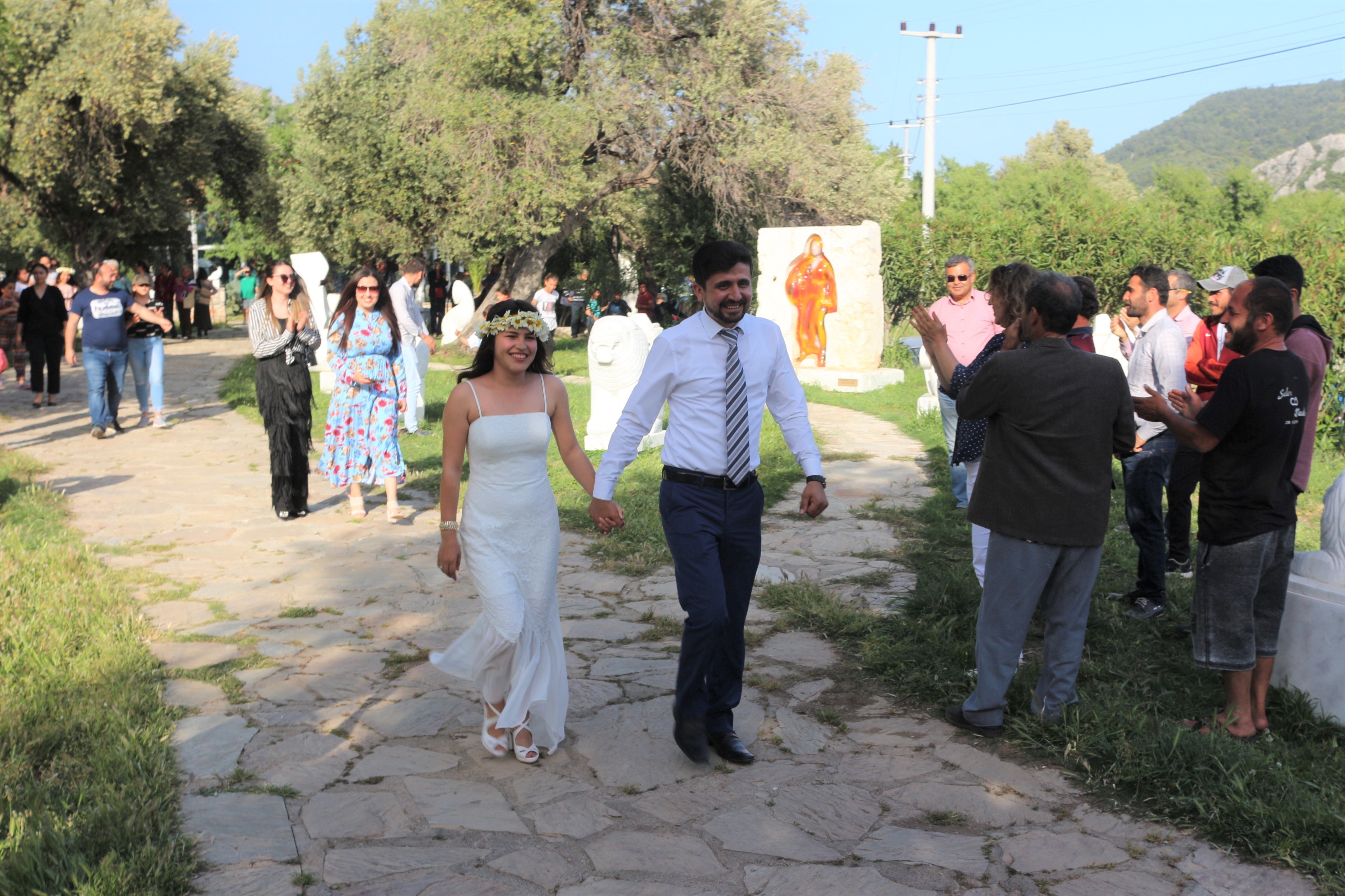 Heykel müzesinde tanıştılar, heykel müzesinde nikah masasına oturdular