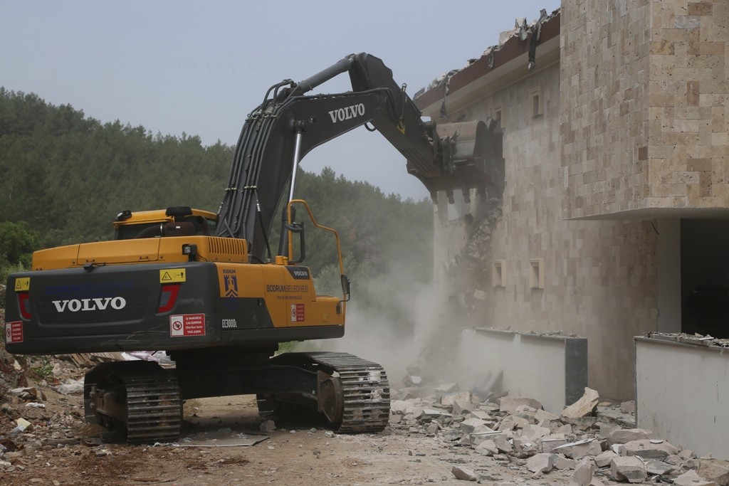 Bodrum'da yıkımlar başladı, milyon dolarlık villalar yerle bir edildi