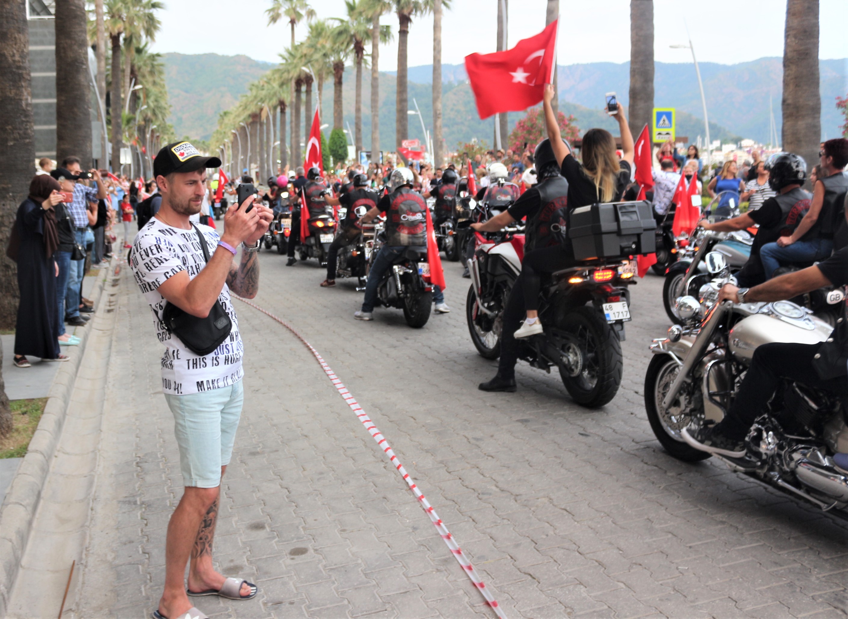 Marmaris’te yabancı turistler “Fener Alayı’nı” fotoğraflamak için yarıştılar