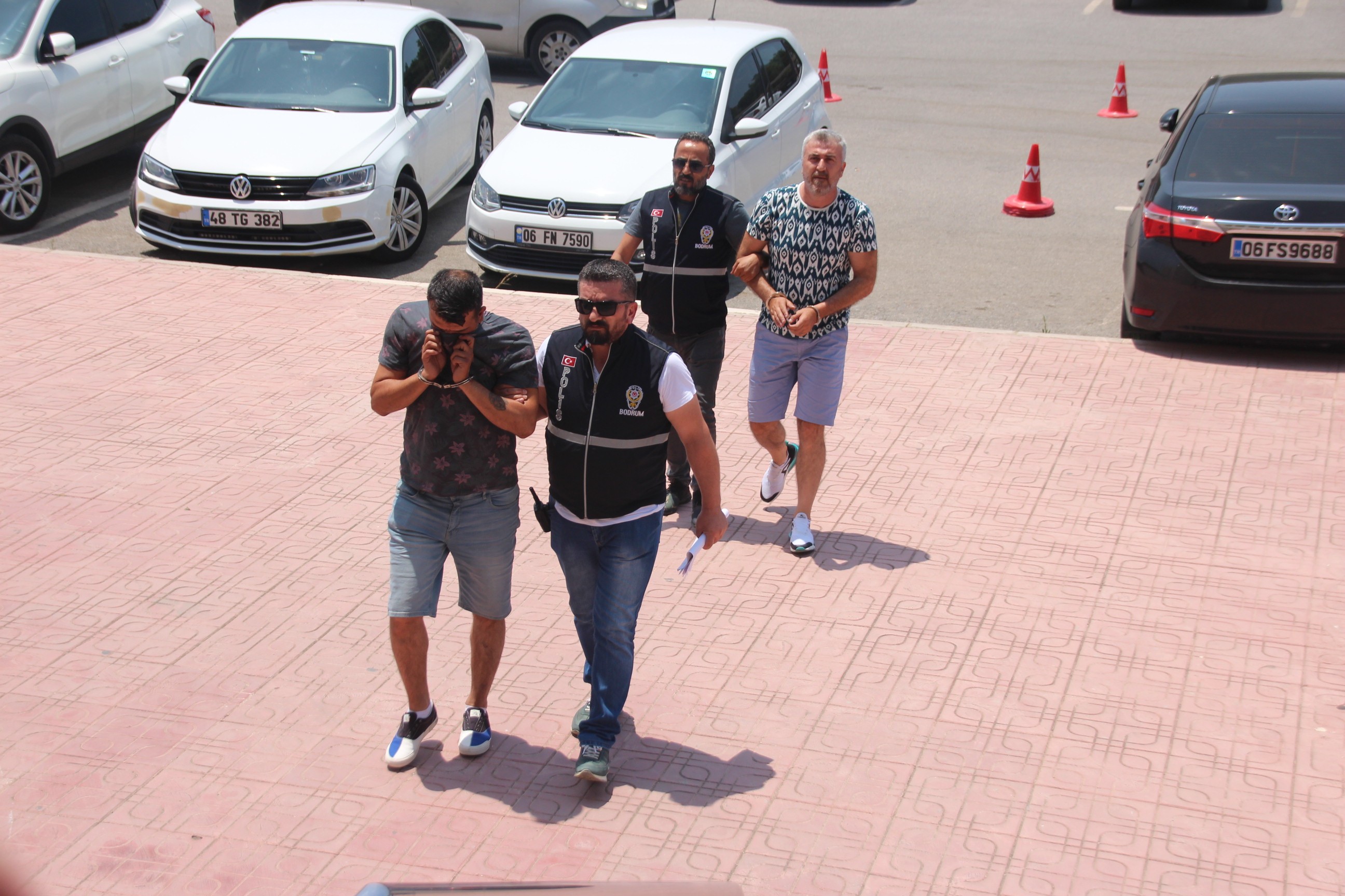 10 ilde 27 suçtan aranana firari mahkum, sahte kimlikle yakalandı