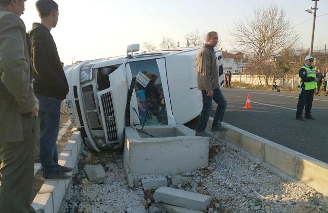 Öğrenci servisi devrildi: 5 yaralı