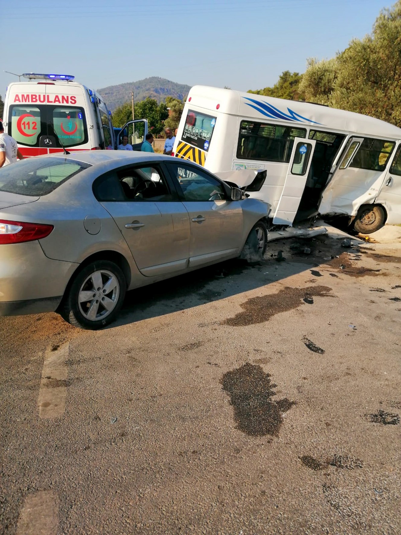 Otomobil ile minibüs çarpıştı: 9 yaralı