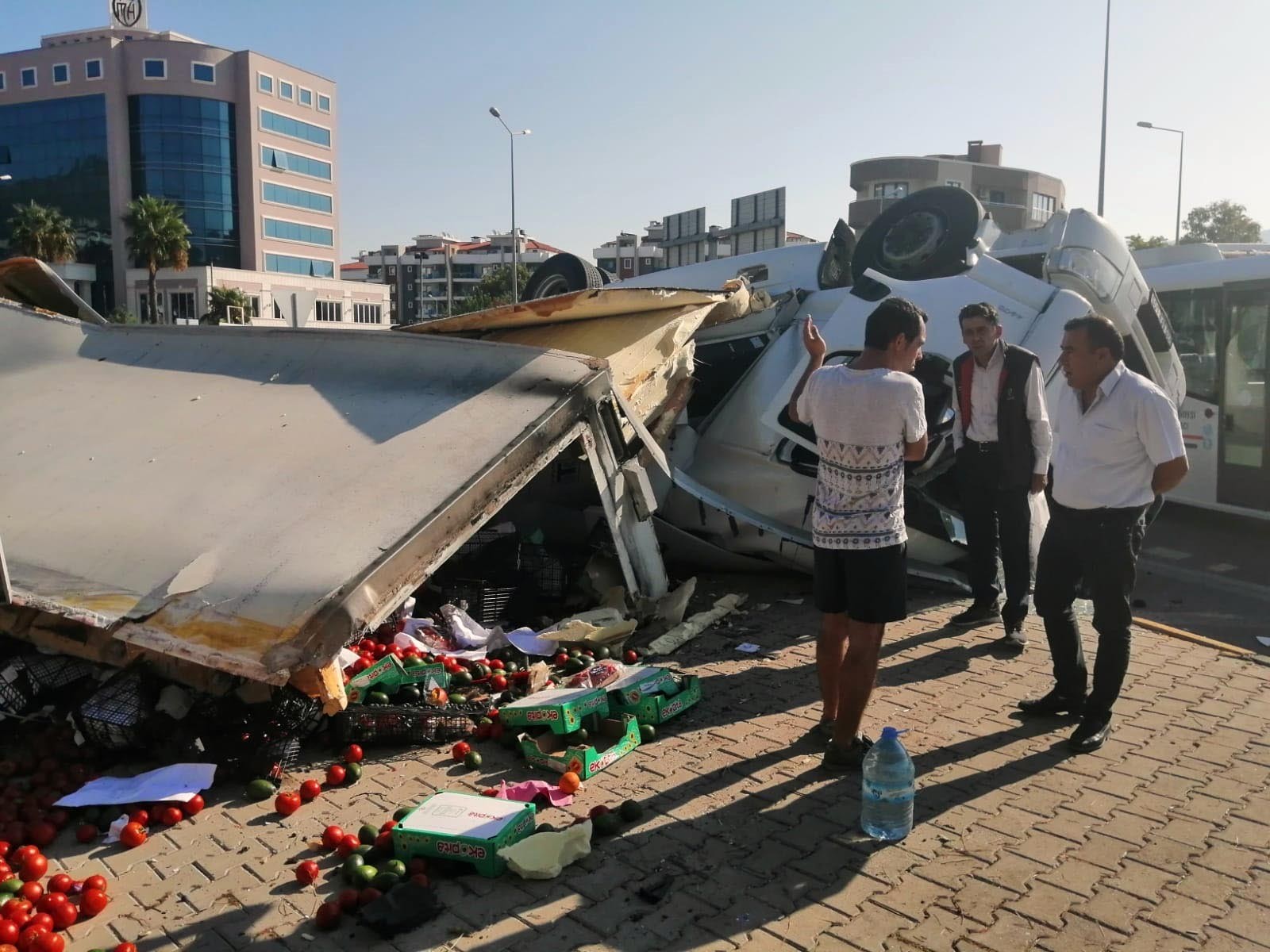 Milas’ta sebze yüklü tır kaza yaptı