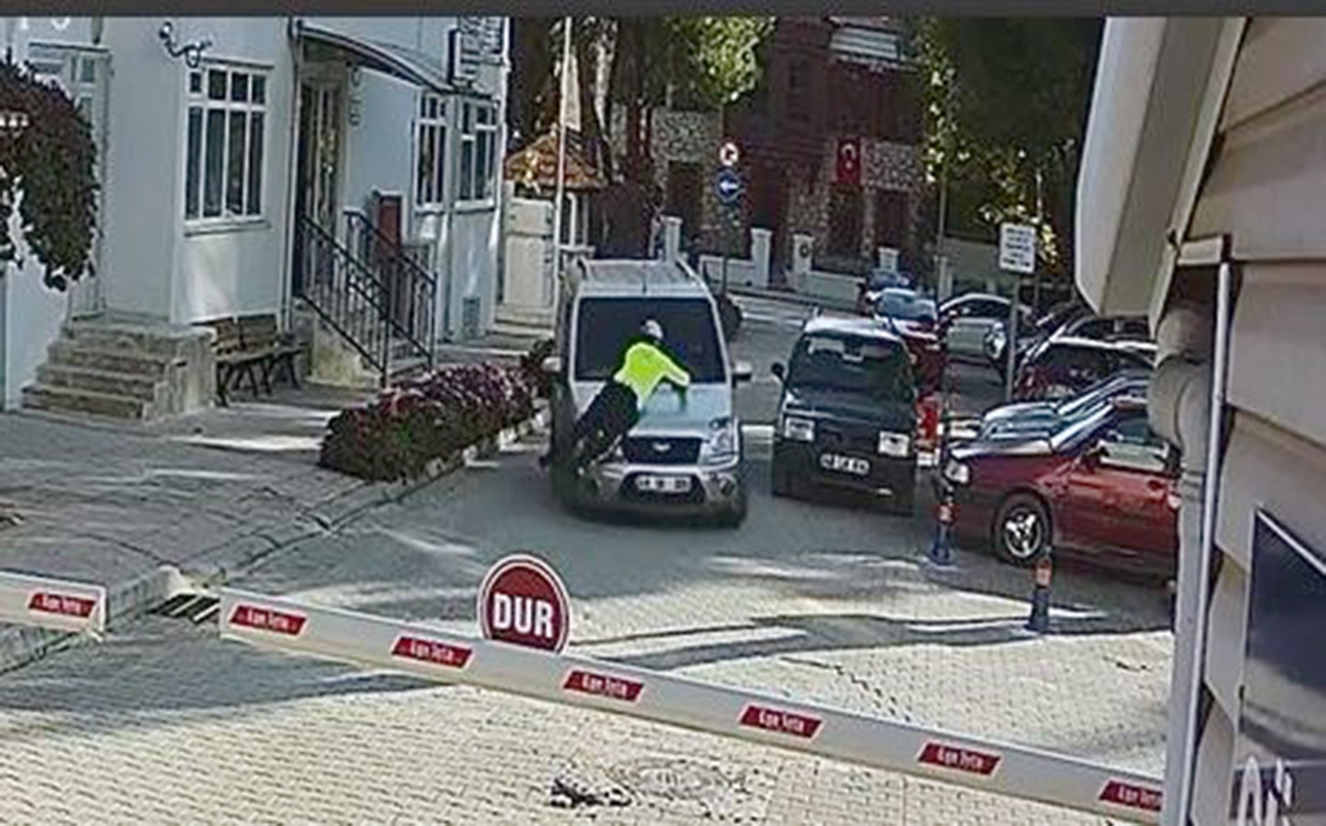 Polisi aracında sürükleyen şüpheli adliyeye sevk edildi